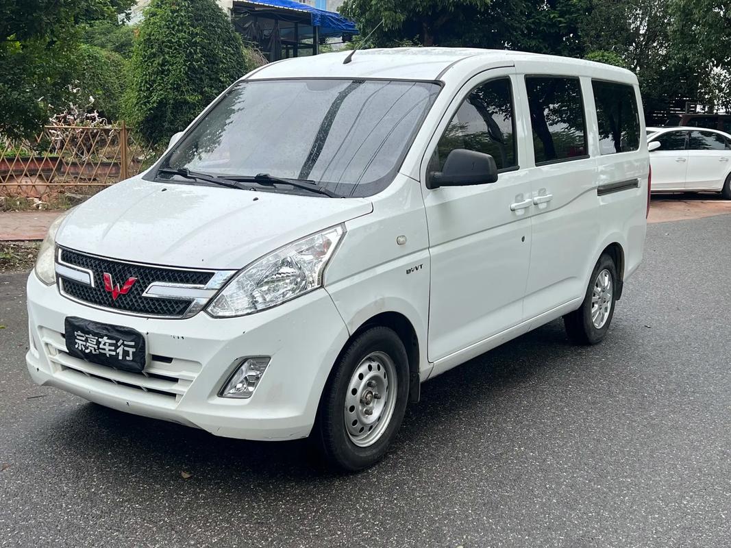 【五菱荣光v七座报价及图片,五菱荣光七座车报价】