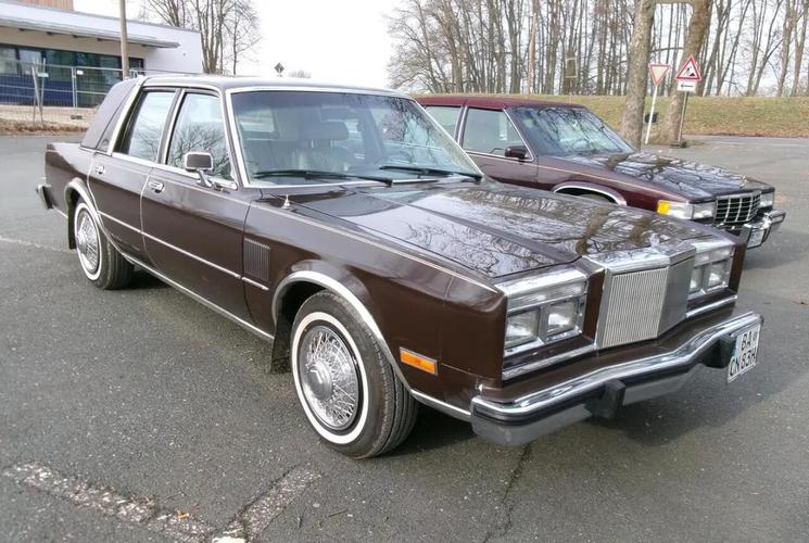 克莱斯勒老爷车图片(克莱斯勒老轿车)